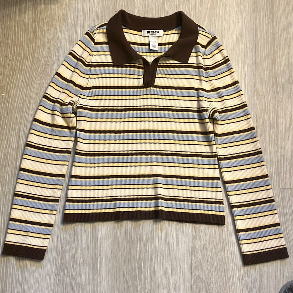 The brand is RSQ, there are many colors like in cream, yellow, baby blue & brown